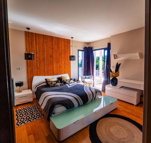 Villa contemporaine – 10 pièces – env. 300 m² – piscine – spa