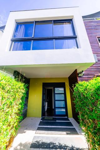 Villa contemporaine – 10 pièces – env. 300 m² – piscine – spa