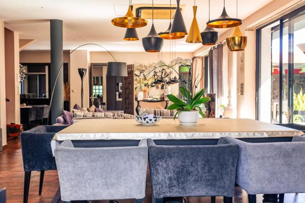 Villa contemporaine – 10 pièces – env. 300 m² – piscine – spa