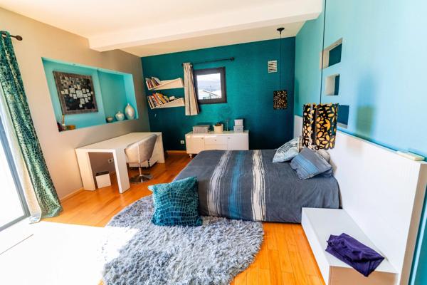 Villa contemporaine – 10 pièces – env. 300 m² – piscine – spa