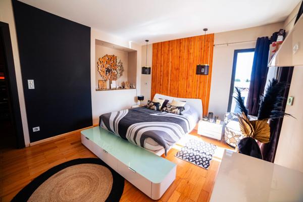 Villa contemporaine – 10 pièces – env. 300 m² – piscine – spa