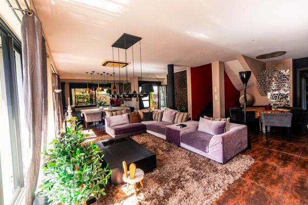 Villa contemporaine – 10 pièces – env. 300 m² – piscine – spa