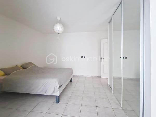 Entre LA FARE LES OLIVIERS ET BERRE L'ETANG en campagne 
Maison familiale de plain-pied de 150 m² sur 694 m² de terrain plat et ensoleillé, au calme absolu.

🏠 À l’intérieur :
- Entrée avec placard
- Vaste salon-séjour de 40 m², baigné de lumière, ouvert sur une terrasse plein sud de 100 m²
- Cuisine provençale équipée, semi-ouverte, avec buanderie attenante (21 m²)
- Deux chambres spacieuses (11,5 m² et 23 m²) avec placards, clim et moustiquaires
- Suite parentale XXL de 33 m² : dressing, coin bureau, salle de bain + WC, accès direct à la terrasse
- Grande salle d’eau avec rangements et Wc séparés

⚙️ Ses atouts & équipements :
Climatisation réversible intégrale • Volets roulants électriques • Menuiseries PVC/Alu double vitrage • Chaudière gaz récente • Tableau électrique 2024 • Fibre • Visiophone • Forage • Portail électrique • Isolation refaite • Prise pour voiture électrique • Vide sanitaire et pompe à chaleur pour piscine.

🌴 À l’extérieur :
Immense terrasse plein sud (dont 20 m² couverts) pour vos repas d’été
Piscine chauffée type Bali 8x4 m (2023) avec local technique & barrière de sécurité
Double garage de 35 m²
Espaces libres à aménager : aire de jeux, potager, terrain de pétanque...
Nombreux stationnements + parking gratuit à 50 m

💡 Ce qu’on aime :
✅ Maison de plain-pied
✅ Environnement calme et campagne sans isolement
✅ Énorme potentiel évolutif : studio indépendant, local professionnel ou projet intergénérationnel
✅ Piscine + double garage – très rare à ce prix sur le secteur !

Attention : certaines photos ont été modifiées avec l'  I. A. !!!
A visiter rapidement