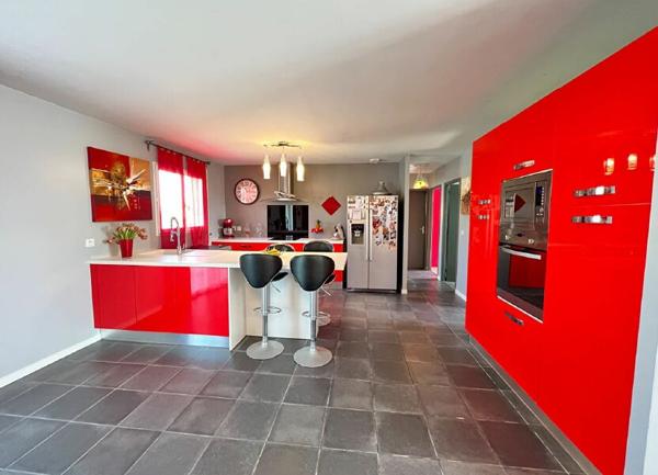 Maison à vendre    4 pièces •  Lavit