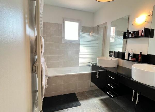 Maison à vendre    4 pièces •  Lavit