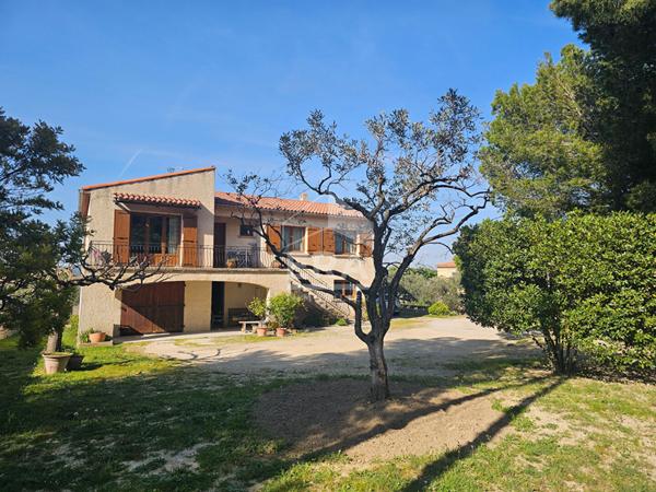 A VENDRE - LANÇON PROVENCE - Maison T6 avec 4 Chambres - sous-sol total - Jardin piscinable
