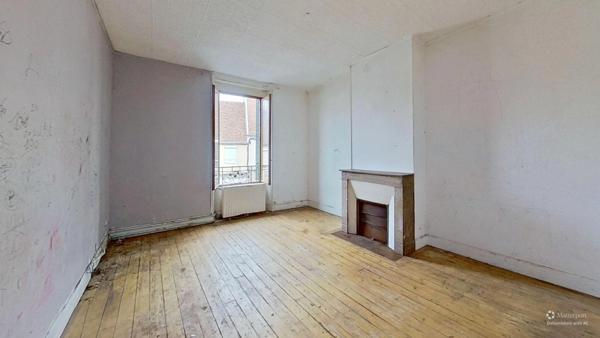 MONTMIRAIL - Centre ville - Maison de 5 pièces avec un grand garage à rénover