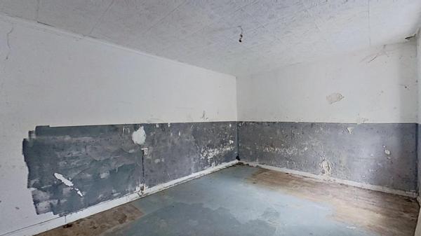 MONTMIRAIL - Centre ville - Maison de 5 pièces avec un grand garage à rénover