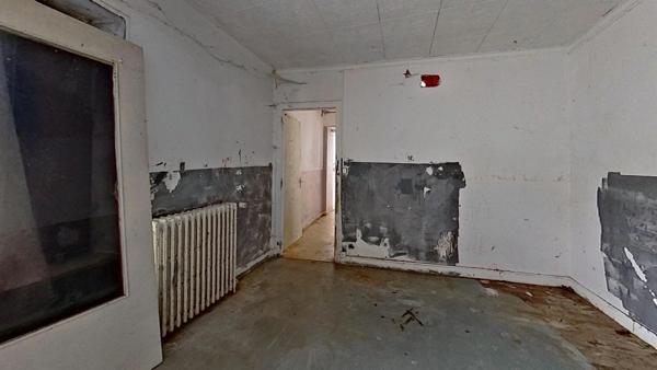 MONTMIRAIL - Centre ville - Maison de 5 pièces avec un grand garage à rénover