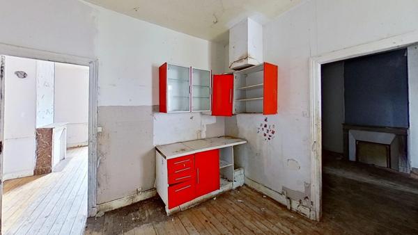 MONTMIRAIL - Centre ville - Maison de 5 pièces avec un grand garage à rénover