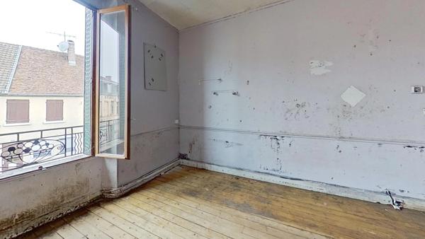 MONTMIRAIL - Centre ville - Maison de 5 pièces avec un grand garage à rénover