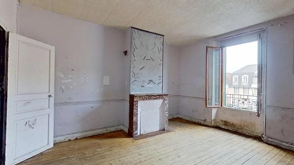 MONTMIRAIL - Centre ville - Maison de 5 pièces avec un grand garage à rénover