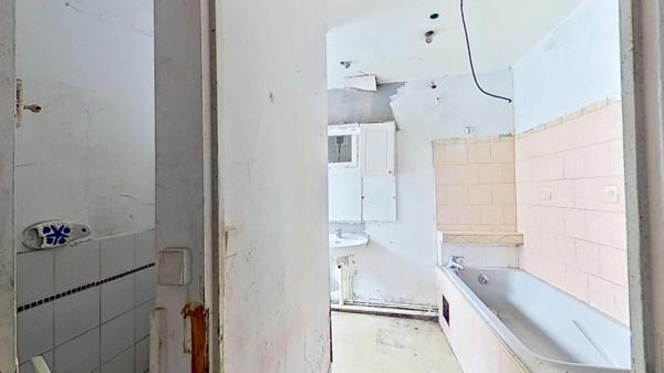 MONTMIRAIL - Centre ville - Maison de 5 pièces avec un grand garage à rénover