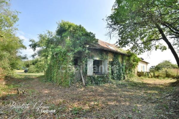 Durtal - Maison en pierre à rénover sur plus de 7000 m² de terrain