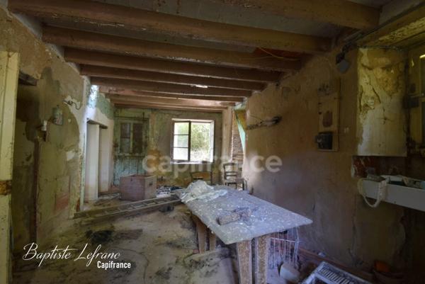 Durtal - Maison en pierre à rénover sur plus de 7000 m² de terrain