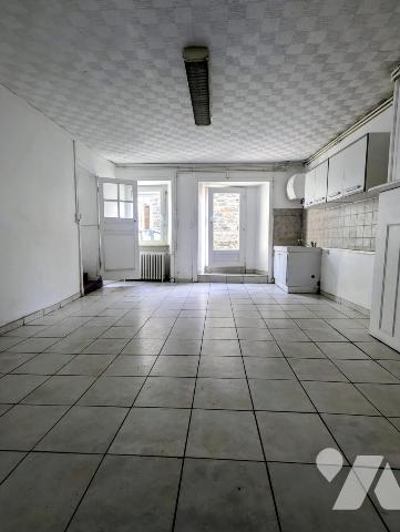 Dans centre, Maison d'habitation avec garage