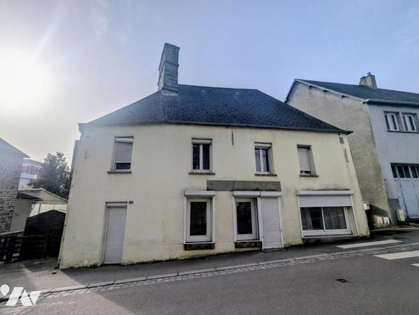 Dans centre, Maison d'habitation avec garage