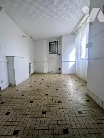 Dans centre, Maison d'habitation avec garage