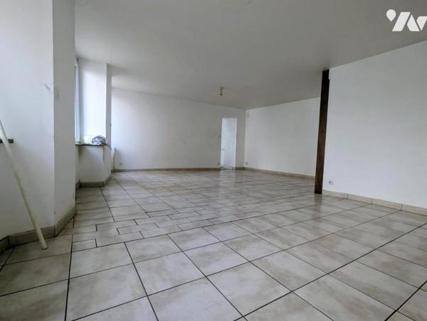 Dans centre, Maison d'habitation avec garage