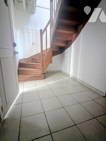 Dans centre, Maison d'habitation avec garage