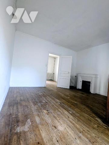 Dans centre, Maison d'habitation avec garage