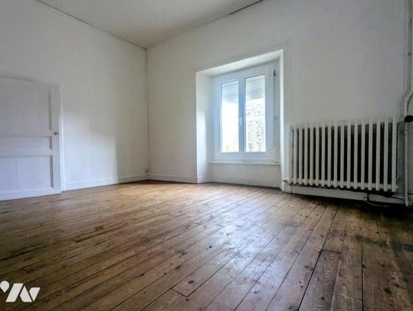 Dans centre, Maison d'habitation avec garage