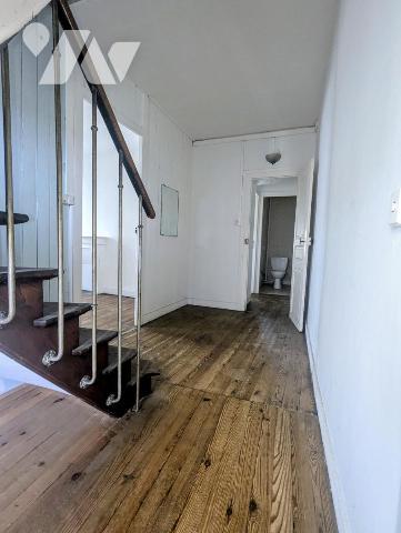 Dans centre, Maison d'habitation avec garage