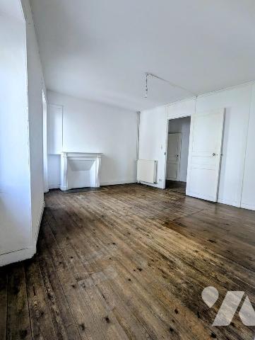 Dans centre, Maison d'habitation avec garage