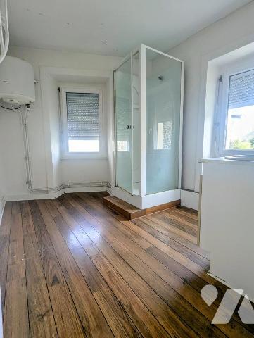 Dans centre, Maison d'habitation avec garage