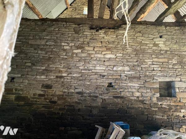 MAISON EN PIERRES AVEC GARAGE ET BATIMENT SUR TERRAIN DE 4.600 m²