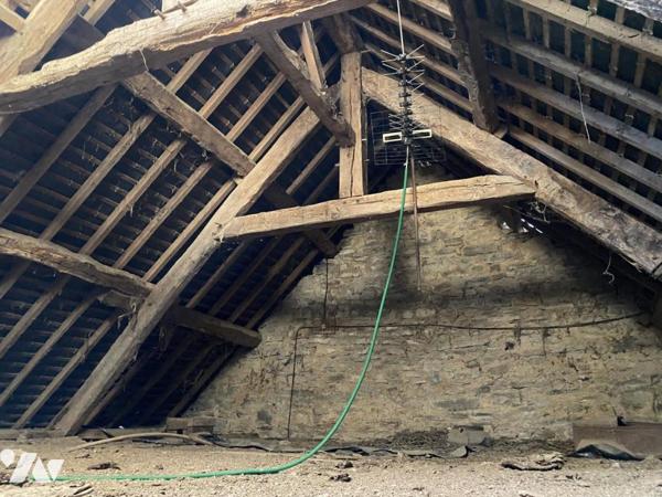 MAISON EN PIERRES AVEC GARAGE ET BATIMENT SUR TERRAIN DE 4.600 m²