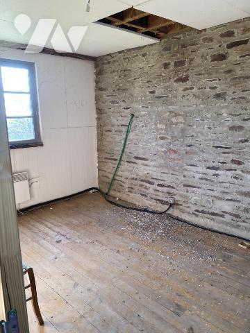 MAISON EN PIERRES AVEC GARAGE ET BATIMENT SUR TERRAIN DE 4.600 m²