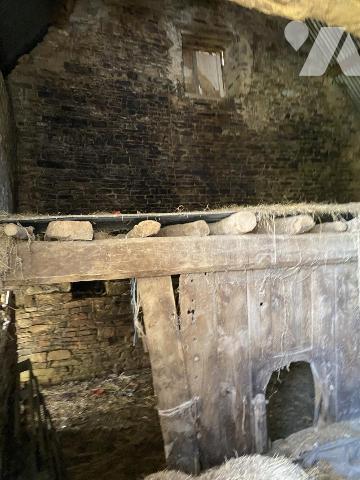 MAISON EN PIERRES AVEC GARAGE ET BATIMENT SUR TERRAIN DE 4.600 m²