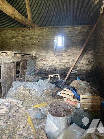 MAISON EN PIERRES AVEC GARAGE ET BATIMENT SUR TERRAIN DE 4.600 m²