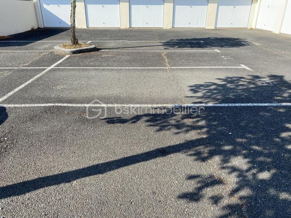 Place de parking extérieur, dans résidence sécurisée.
Secteur Grand Louis. Bus G devant la résidence.