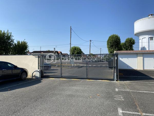 Place de parking extérieur, dans résidence sécurisée.
Secteur Grand Louis. Bus G devant la résidence.