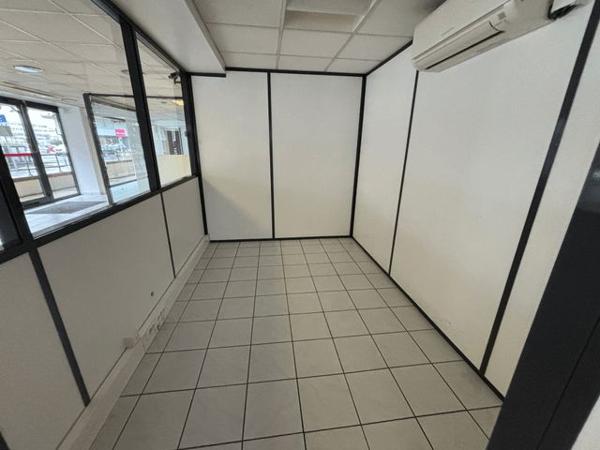 Location Local commercial 118.3 m² - BAT.C Tours 37000