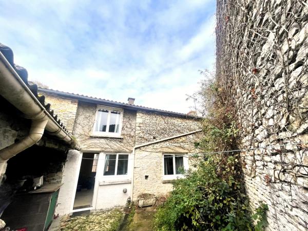 MAISON DE BOURG AVEC GARAGE ET COURETTE