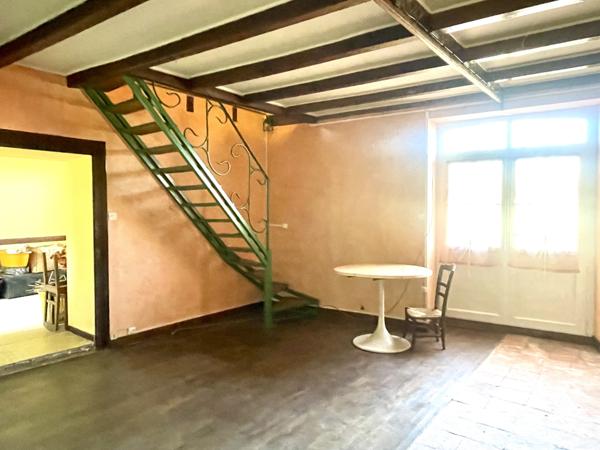 MAISON DE BOURG AVEC GARAGE ET COURETTE