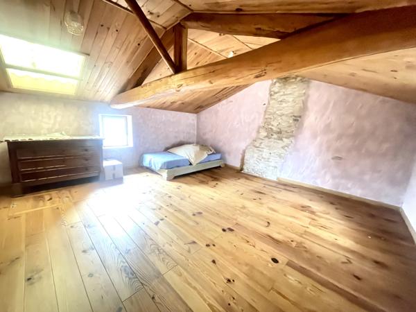 MAISON DE BOURG AVEC GARAGE ET COURETTE