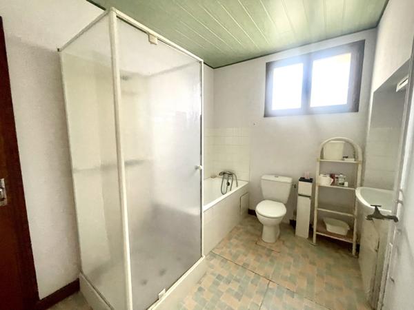 MAISON DE BOURG AVEC GARAGE ET COURETTE