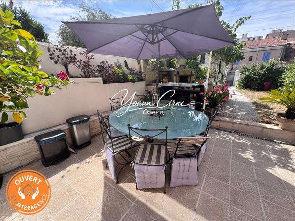 Maison de ville type 3/4 78 m2 avec terrasse, cuisine d'été et jardinet.