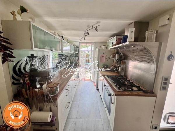 Maison de ville type 3/4 78 m2 avec terrasse, cuisine d'été et jardinet.