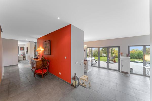 THIONVILLE Superbe Villa classée B avec 6 Chambres 280 m² habitables Vue dégagée. Piscine chauffée Grand Jardin Sous-sol aménagé