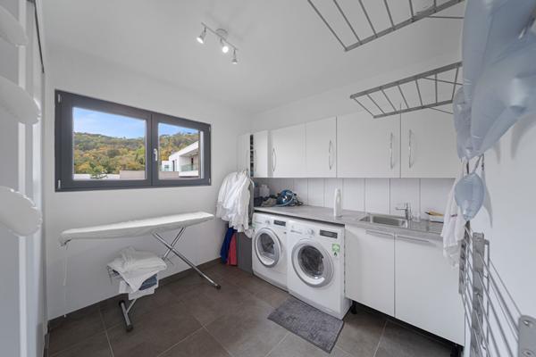 THIONVILLE Superbe Villa classée B avec 6 Chambres 280 m² habitables Vue dégagée. Piscine chauffée Grand Jardin Sous-sol aménagé