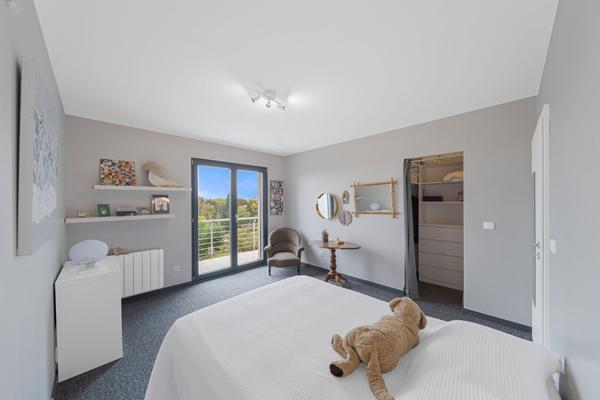 THIONVILLE Superbe Villa classée B avec 6 Chambres 280 m² habitables Vue dégagée. Piscine chauffée Grand Jardin Sous-sol aménagé