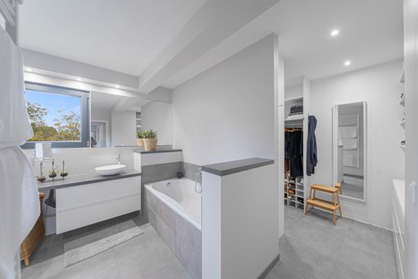 THIONVILLE Superbe Villa classée B avec 6 Chambres 280 m² habitables Vue dégagée. Piscine chauffée Grand Jardin Sous-sol aménagé