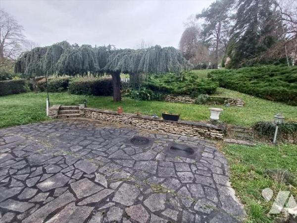 Rosières-aux-SalinesPropriété de caractère avec magnifique terrain arboré de 1800 m2, orné d'ar...