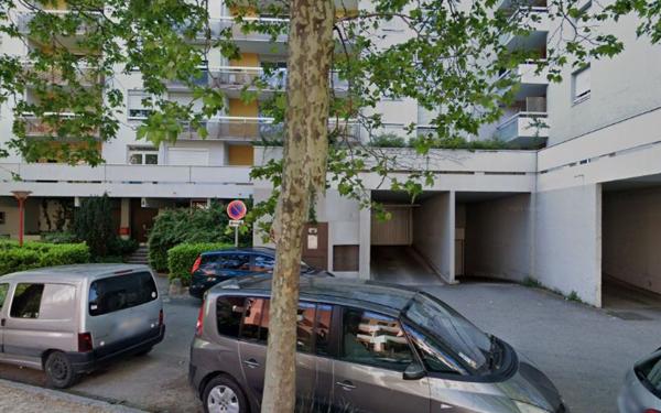 Stationnement à louer