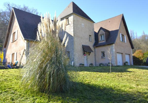 Maison 250 m² 5 chambres. Piscine